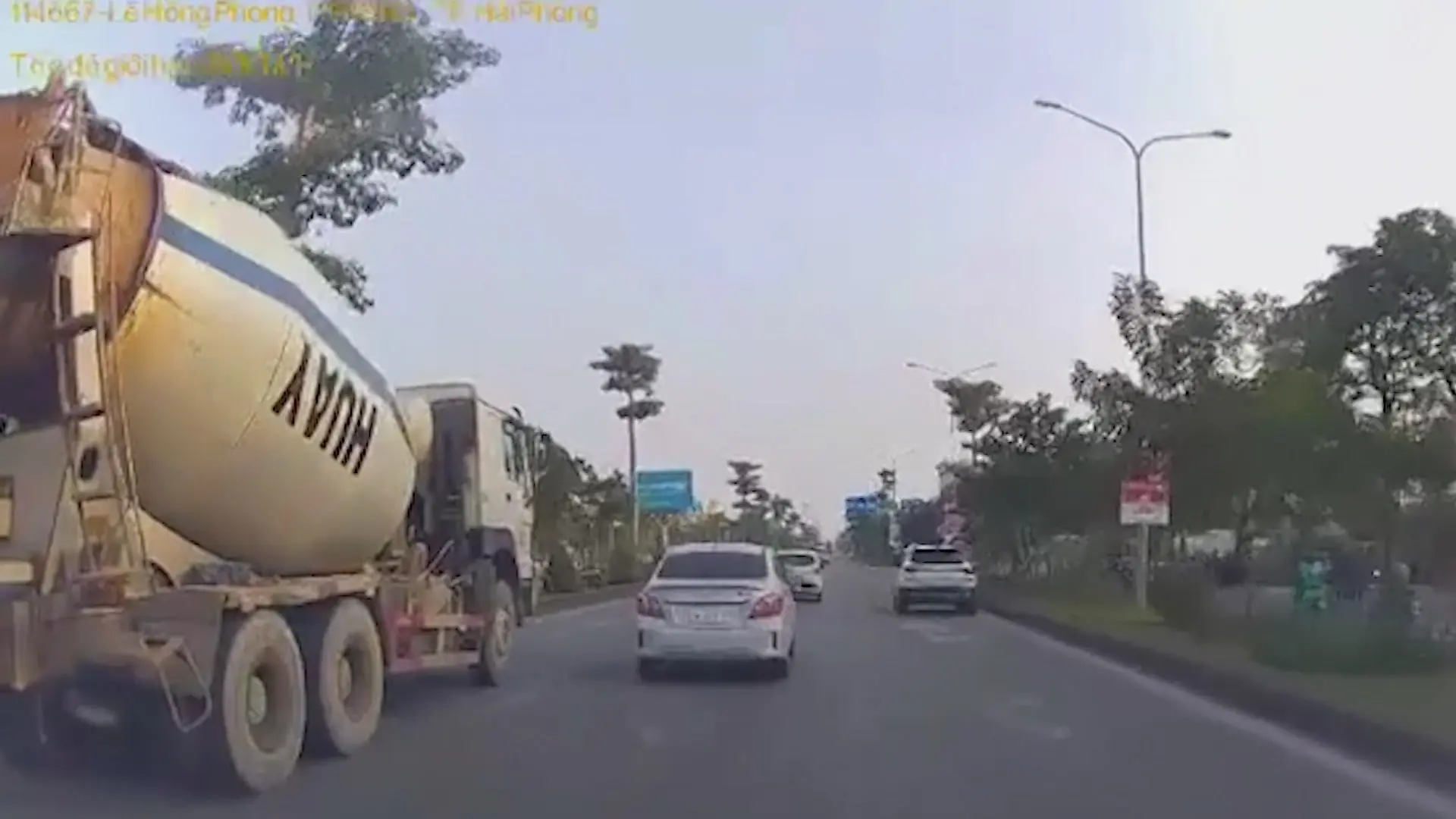 Ô tô con bị đâm xoay ngang vì đi sát xe bồn